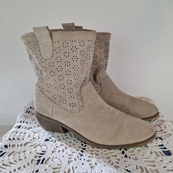 American Rag Giggi Tan Suede Western Style Low Boot Perforated Top Size 9.5 - Picture 1 of 10